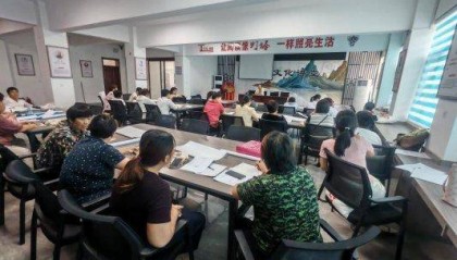 济南市莱芜区羊里街道妇联开展低收入适龄妇女两癌保险救助项目宣传活动