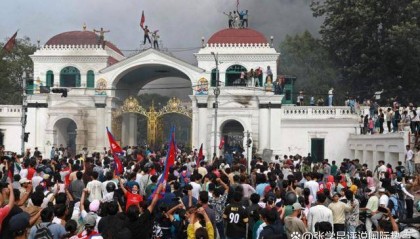 邻国一夜变天，高层接连遭殃，总理连夜跑路后，总统做出惊人决定