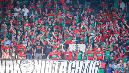 泪目了！江苏队的团结力量：南京vs盐城赛前的感人瞬间