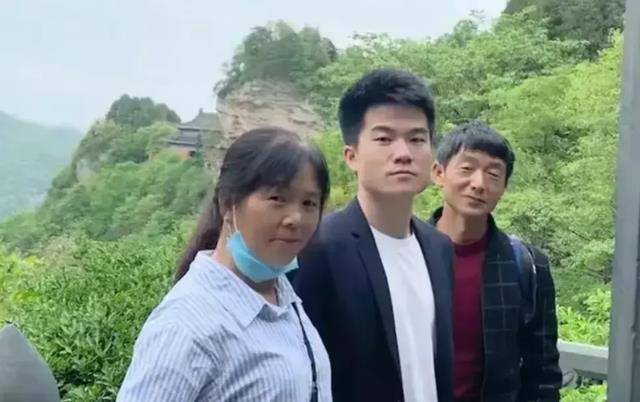 农村小伙董宇辉：凭一己之力让新东方再次出圈，公司股票暴涨100%