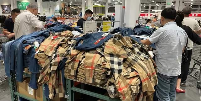 唯品会折扣Burberry大卖，戳破奢品消费低迷泡沫？