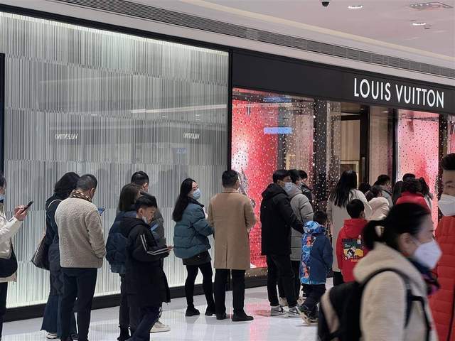 唯品会折扣Burberry大卖，戳破奢品消费低迷泡沫？