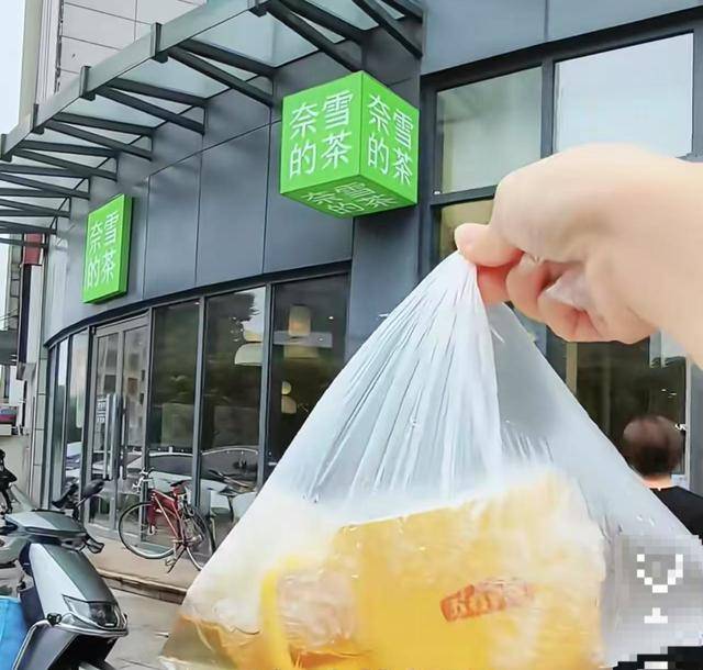 “奈雪的茶”，被曝喝出青蛙