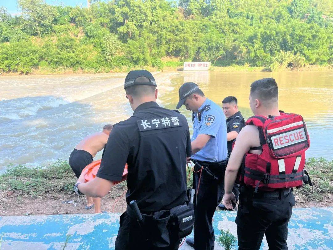 “快来救人啊！”特巡警黄磊，纵身一跃