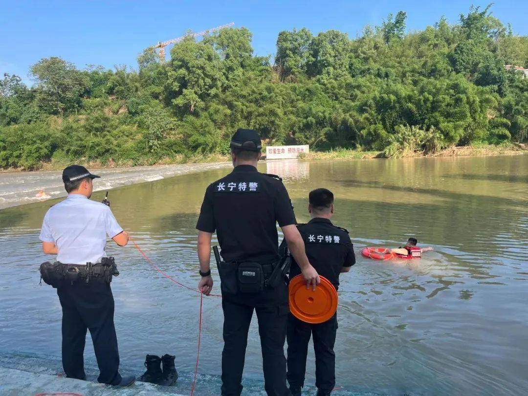 “快来救人啊！”特巡警黄磊，纵身一跃