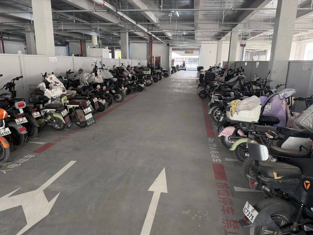 “早晨9点基本就停满了”！北京的全国首座非机动车立体停车楼，什么样？收费贵吗？