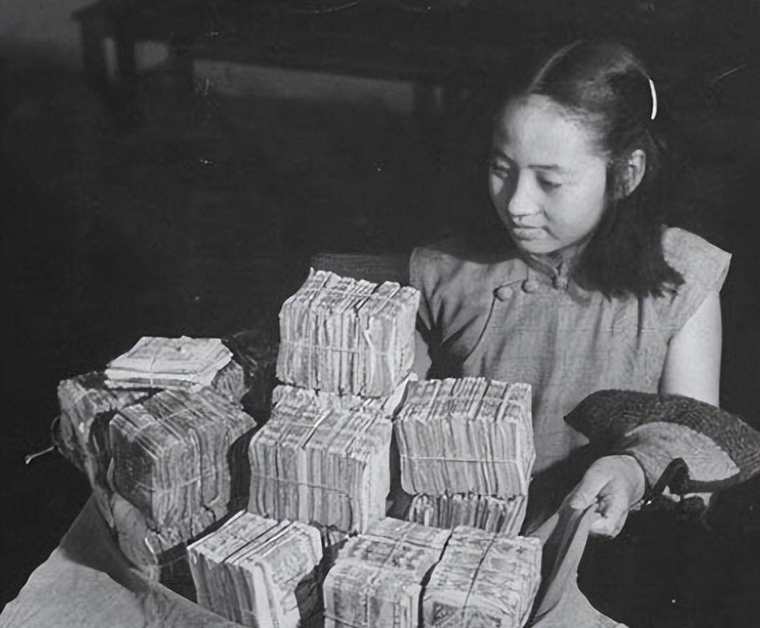 民国法币贬值有多可怕？一个烧饼要五千，一顿饭要三五百万